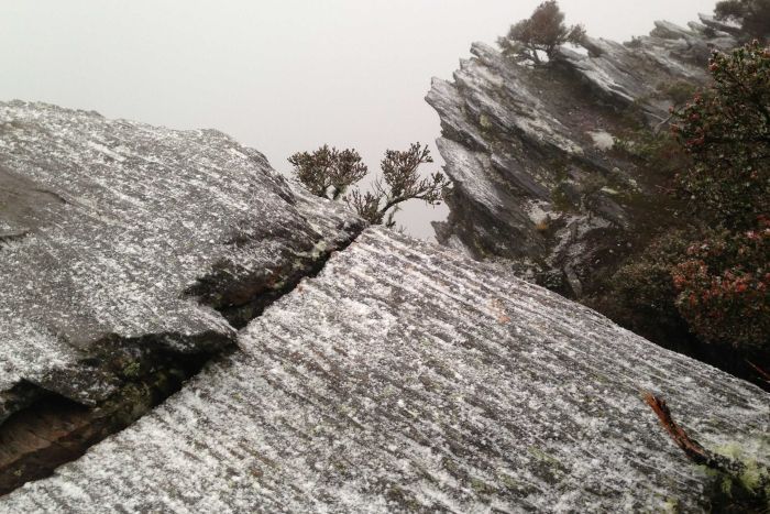 PHOTO: Snow is a common sight on Bluff Knoll in the Stirling Ranges during the winter months. (ABC News: Jacob Kagi)