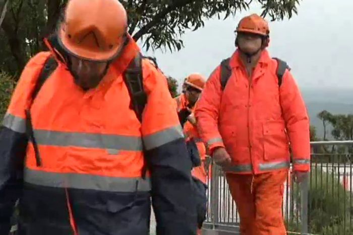 PHOTO: SES volunteers attempt to reach a teenager on Bluff Knoll in WA's south. (ABC TV)