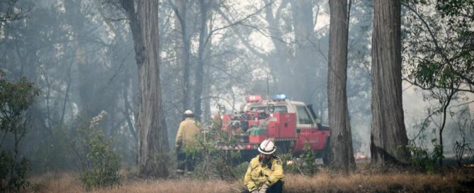 PHOTO: Exhausted firefighters have been battling dozens of blazes across NSW amid a heatwave. (ABC News: Brendan Esposito)
