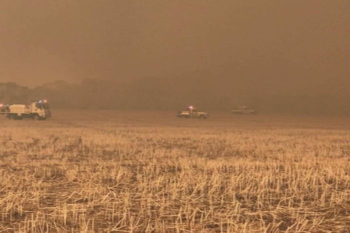 PHOTO: Hundreds of volunteer firefighters worked for days to stop the fires spreading out of the Stirling Range National Park. (Supplied: Borden Volunteer Bushfire Brigade)