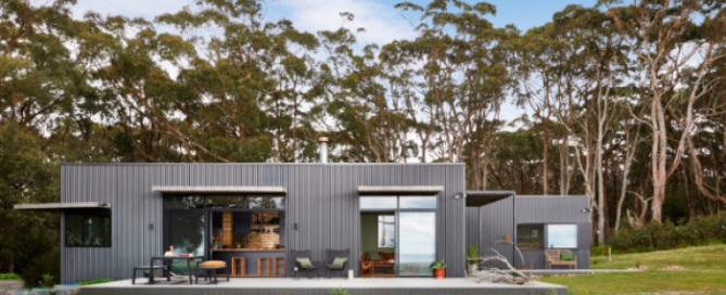PHOTO: House designs are talked about as being fire resilient rather than fireproof. This house is in Fish Creek Victoria, is built to a 'high risk' standard. (Photo: ArchiBlox Design)