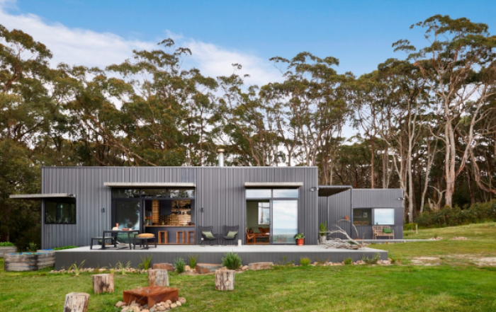 PHOTO: House designs are talked about as being fire resilient rather than fireproof. This house is in Fish Creek Victoria, is built to a 'high risk' standard. (Photo: ArchiBlox Design)