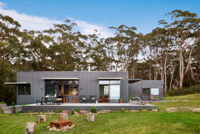 PHOTO: House designs are talked about as being fire resilient rather than fireproof. This house is in Fish Creek Victoria, is built to a 'high risk' standard. (Photo: ArchiBlox Design)