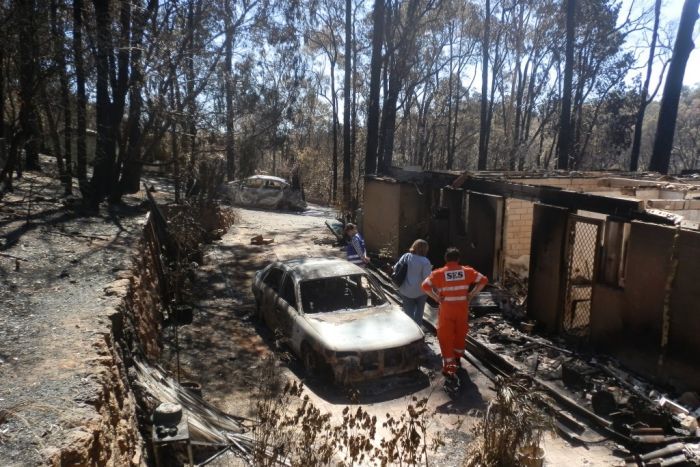 PHOTO: This was all that was left of Tom and Lynn Armington's house and cars after the fire. (Supplied: Tom and Lynn Armington)