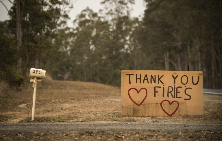 A sign thanking the fire fighters at Yarravel. Photo: Wolter Peeters, 13th November 2019, The Sydney Morning Herald.