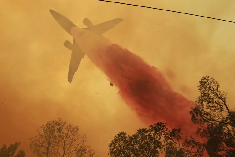 Michael Gate was doing his best solo against the fury of the Green Wattle fire in Orangeville when the cavalry arrived in the form of the VLAT. Photo Nick Moir 6 Dec 2019 / Sydney Morning Herald