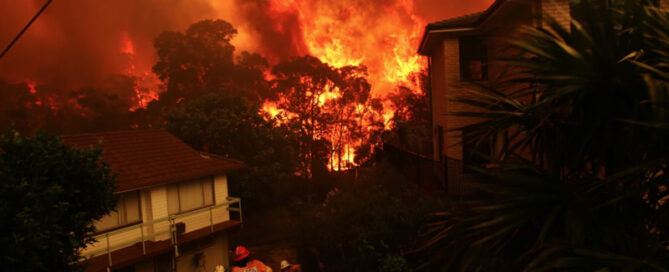 Fires threaten homes in Umina on the state's Central Coast this month. Photo: WAToday / NICK MOIR