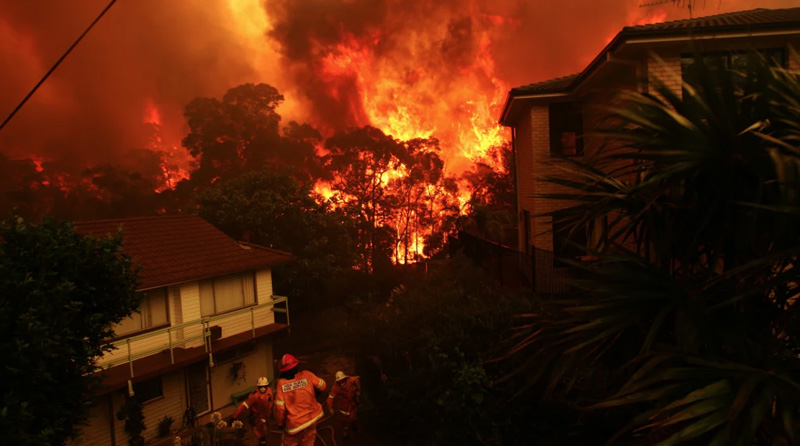 Fires threaten homes in Umina on the state's Central Coast this month. Photo: WAToday / NICK MOIR