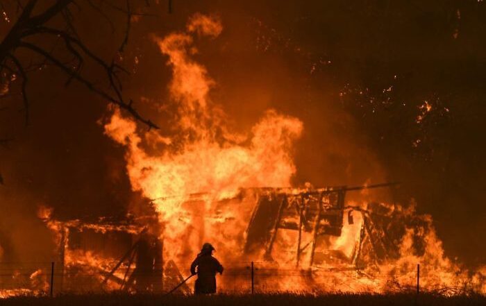 PHOTO: The royal commission inquiry recognises Australia must address longer, hotter and drier seasons by developing "adaptation action". (AAP: Dan Himbrechts)