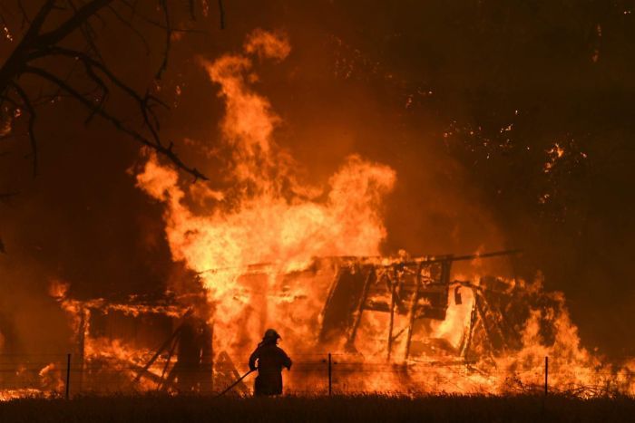 PHOTO: The royal commission inquiry recognises Australia must address longer, hotter and drier seasons by developing "adaptation action". (AAP: Dan Himbrechts)