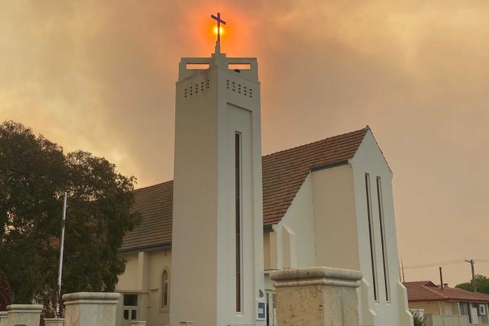 PHOTO: The bushfire sent black smoke into the sky above Katanning. (ABC News: John Dobson)