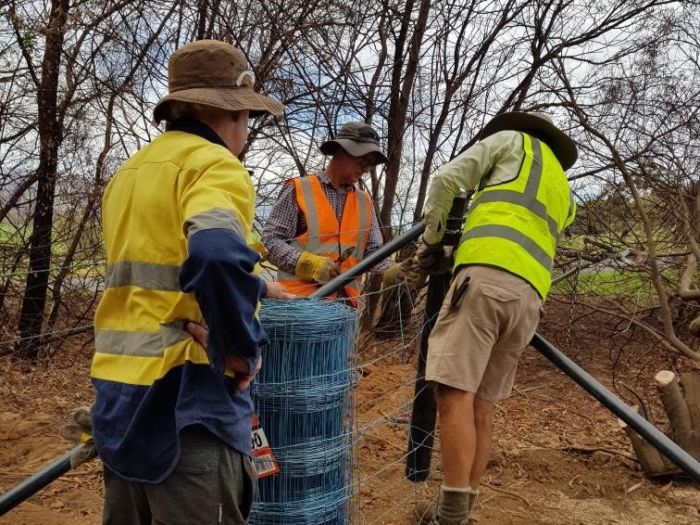 Volunteers have been rebuilding fence lines in the NSW Riverina Highlands. (Supplied)