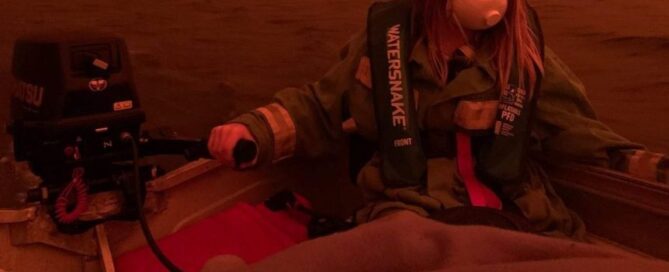 Many Mallacoota residents fled to the water as bushfires approached.(Twitter: @Nic_Asher)