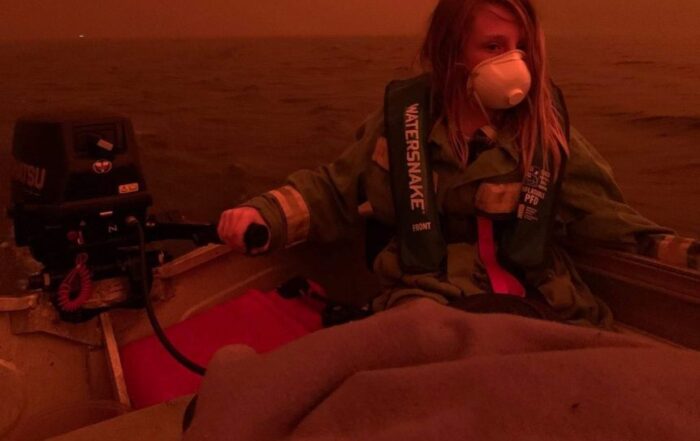 Many Mallacoota residents fled to the water as bushfires approached.(Twitter: @Nic_Asher)