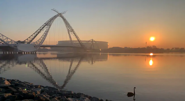 Smoky scenes over the Matagarup Bridge. Sandra Jackson Credit: Sandra Jackson/The West Australian