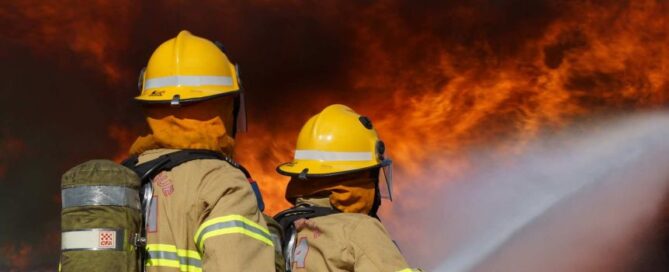 Firefighting has been dogged by turf wars between Victoria's volunteers and career firefighters for years.(Supplied: CFA)