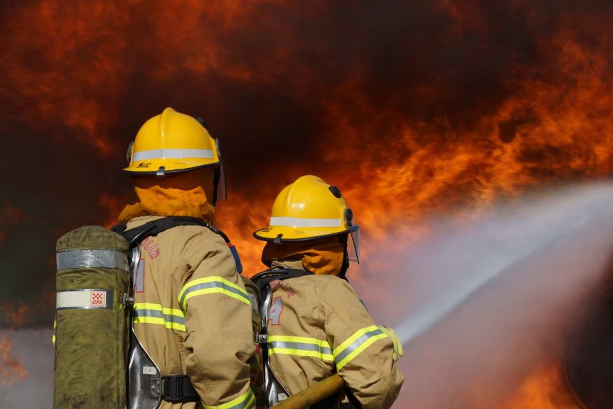 Firefighting has been dogged by turf wars between Victoria's volunteers and career firefighters for years.(Supplied: CFA)