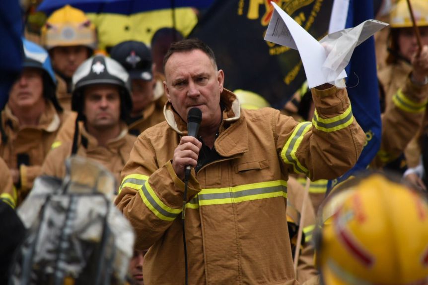 Peter Marshall hasn't yet commented on claims the union is seeking nearly 600 extra firefighters at a cost of about $400 million.(ABC News: Stephanie Anderson)