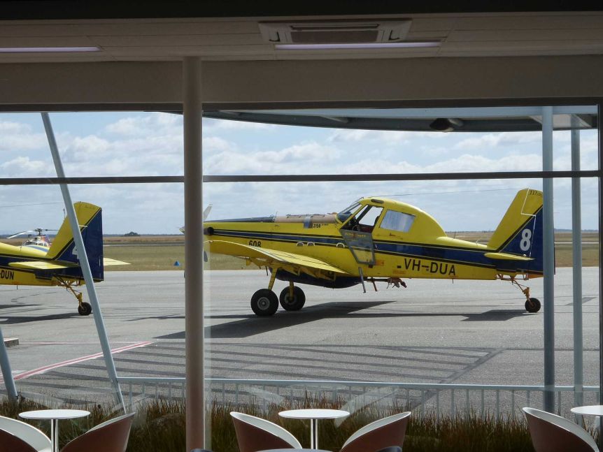 Experts said that water bombers, in nearby Albany at the time of the deadly 2015 Esperance fires, could have slowed the blazes' approach.(ABC News: Kendall O'Connor)