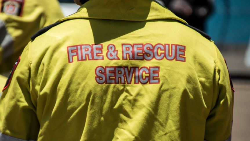 Career firefighters claim they have been told to cut back on overtime and rely more on volunteer brigades.(ABC Goldfields-Esperance: Jarrod Lucas)