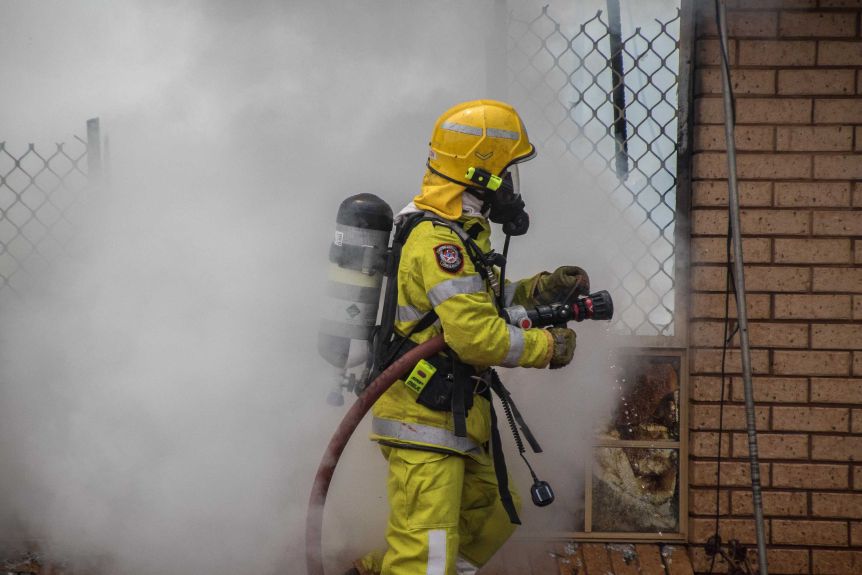 Firefighters at a house fire in Kalgoorlie-Boulder.(ABC Goldfields-Esperance: Jarrod Lucas)