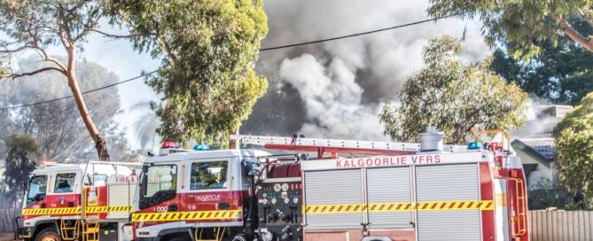 Volunteer and career firefighters working together at a house fire in Kalgoorlie-Boulder.(ABC Goldfields-Esperance: Jarrod Lucas)