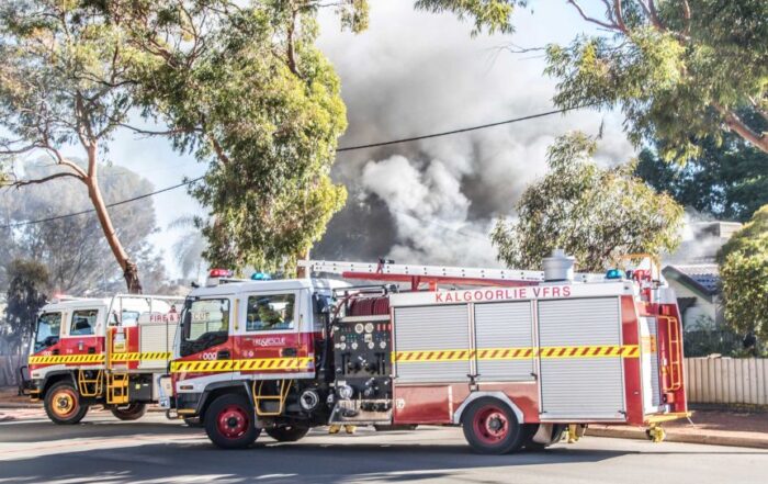 Volunteer and career firefighters working together at a house fire in Kalgoorlie-Boulder.(ABC Goldfields-Esperance: Jarrod Lucas)