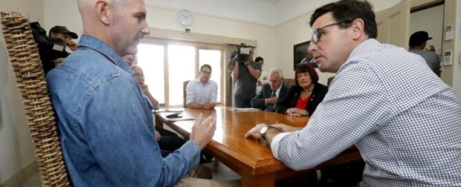 Federal Emergency Management Minister David Littleproud talks bushfires with Adelaide Hills locals. Photo: The West