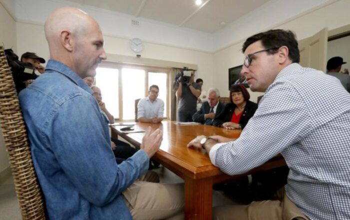 Federal Emergency Management Minister David Littleproud talks bushfires with Adelaide Hills locals. Photo: The West